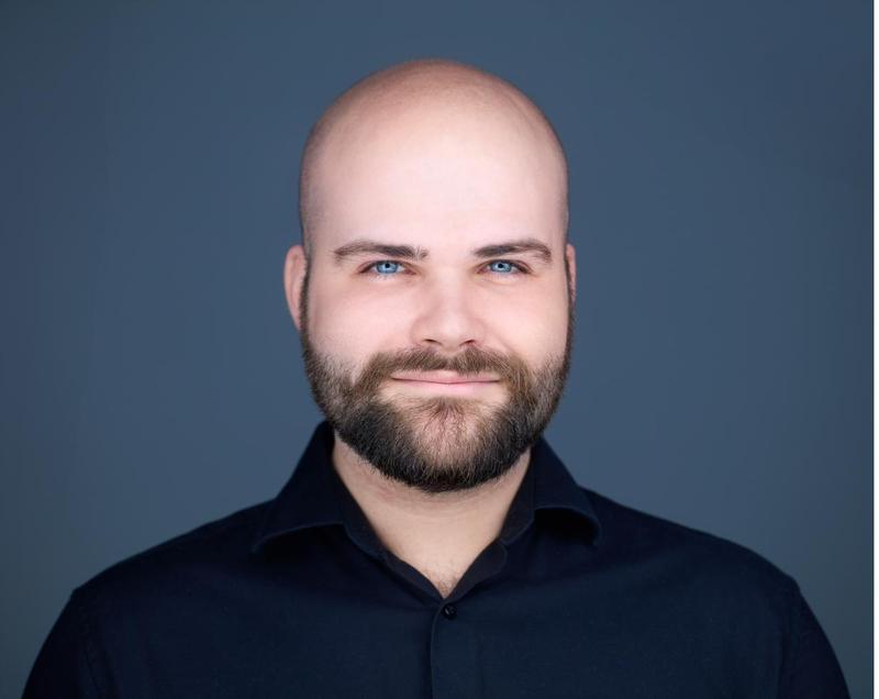 Portrait of Lukas Schulte in a black shirt
